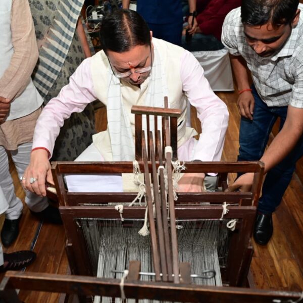 राष्ट्रीय हथकरघा दिवस पर मुख्यमंत्री धामी ने उत्कृष्ट बुनकरों और हस्तशिल्प कारीगरों को किया सम्मानित