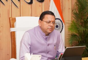 मुख्यमंत्री ने समस्त जिलाधिकारियों के साथ की वर्चुअल बैठक, 15 अक्टूबर तक किसी भी स्थिति में प्रदेश की सभी सड़कों को किया जाए गड्ढामुक्त