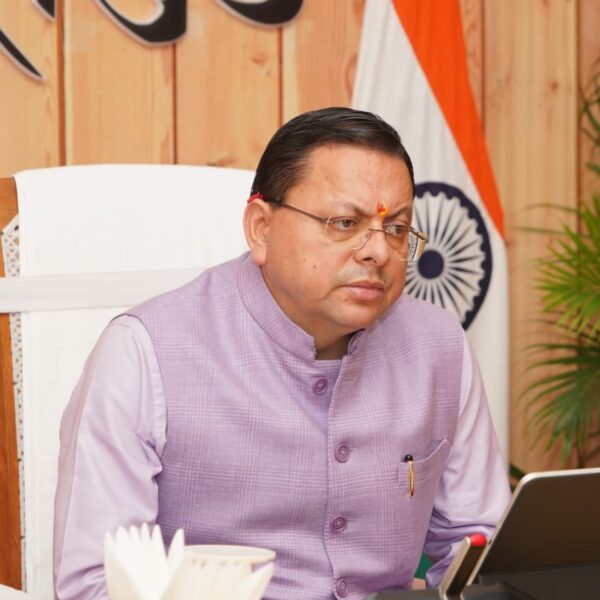 मुख्यमंत्री ने समस्त जिलाधिकारियों के साथ की वर्चुअल बैठक, 15 अक्टूबर तक किसी भी स्थिति में प्रदेश की सभी सड़कों को किया जाए गड्ढामुक्त