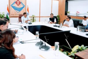मुख्य सचिव आनन्द बर्द्धन ने राजस्व वृद्धि के सम्बन्ध में अधिकारियों के साथ ली बैठक ।