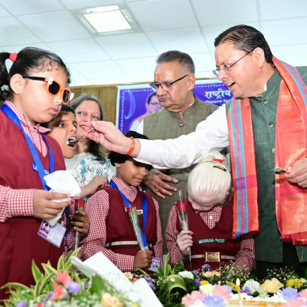 दिव्यांग बच्चों के बीच अपना जन्म दिवस मनाने पहुंचे मुख्यमंत्री पुष्कर सिंह धामी, बच्चों के साथ केक काटा, आत्मीयता से मिले और साझा की जन्म दिवस की खुशियां