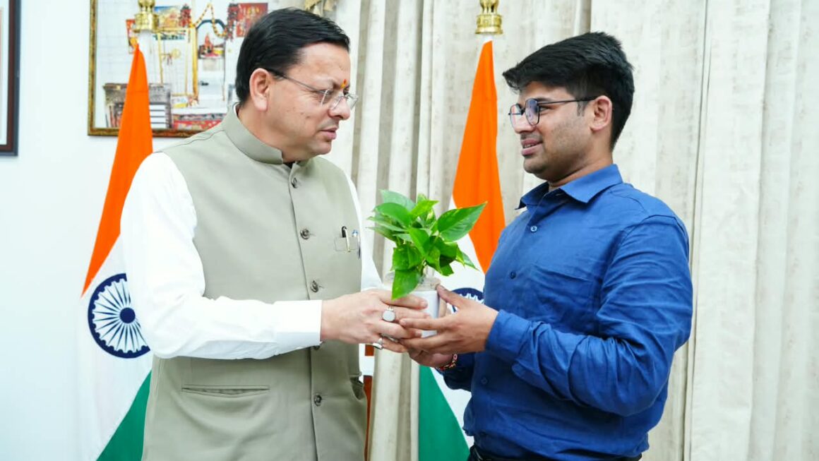 फ्लाइंग कार बनाने वाले रवि टमटा से मिले सीएम धामी, स्टार्टअप को सरकारी मदद के निर्देश