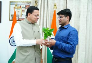 फ्लाइंग कार बनाने वाले रवि टमटा से मिले सीएम धामी, स्टार्टअप को सरकारी मदद के निर्देश