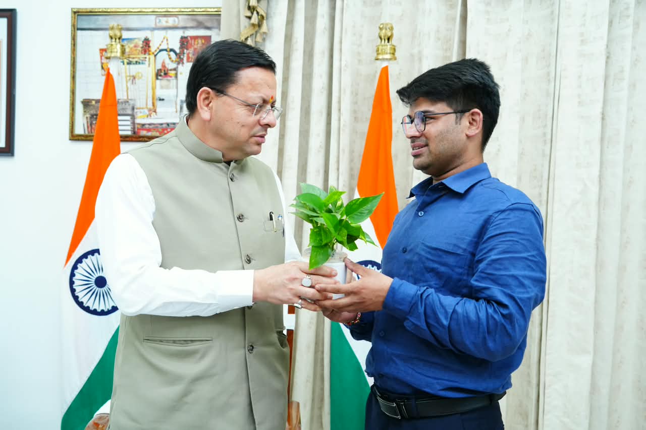 फ्लाइंग कार बनाने वाले रवि टमटा से मिले सीएम धामी, स्टार्टअप को सरकारी मदद के निर्देश