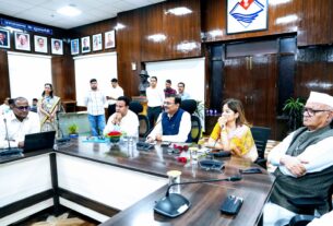 देवप्रयाग विधानसभा क्षेत्र के टॉपर विद्यार्थियों ने मुख्य सचिव से की मुलाकात