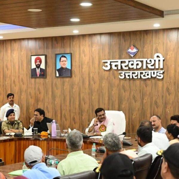 मुख्य सचिव ने कलेक्ट्रेट सभागार में की जिलास्तरीय समीक्षा बैठक, ‘योजना दीदी’ ई-पुस्तक का किया विमोचन