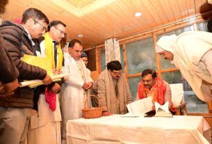 मुख्य सचिव आनंद बर्धन ने गंगोत्री धाम में की पूजा-अर्चना, व्यवस्थाओं का लिया जायजा