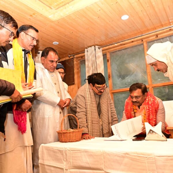 मुख्य सचिव आनंद बर्धन ने गंगोत्री धाम में की पूजा-अर्चना, व्यवस्थाओं का लिया जायजा