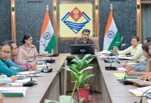दैवीय आपदा से क्षतिग्रस्त परिसंपत्तियों के पुनर्निर्माण में तेजी लाएं, गुणवत्ता से न हो समझौता – डीएम डॉ. आशीष चौहान