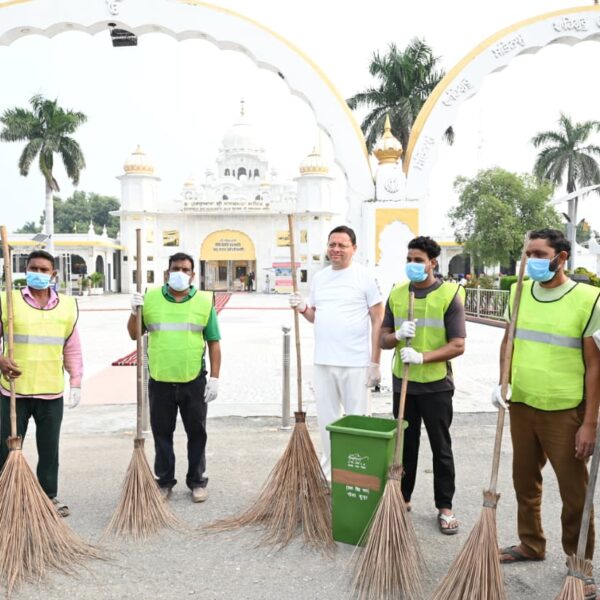 सेवा संकल्प अभियानश् के तहत नानकमत्ता पहुंचे मुख्यमंत्री धामी, स्वच्छता अभियान में किया श्रमदान