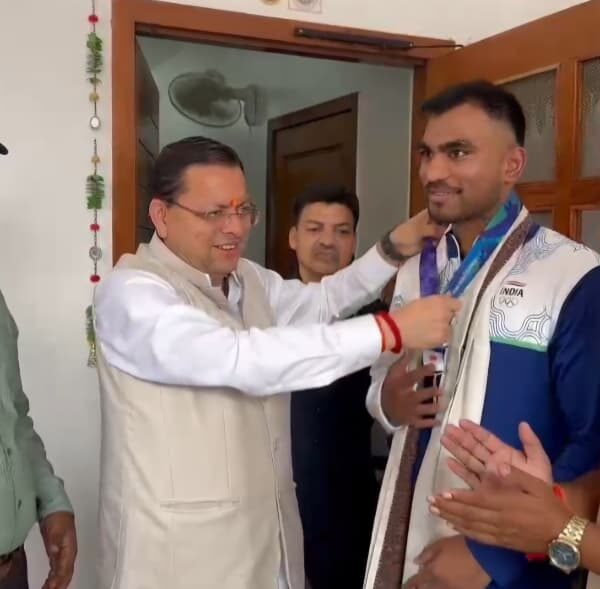 एशियन गेम्स में कांस्य पदक जीतने वाले बॉक्सर कपिल पोखरिया ने मुख्यमंत्री धामी से की भेंट
