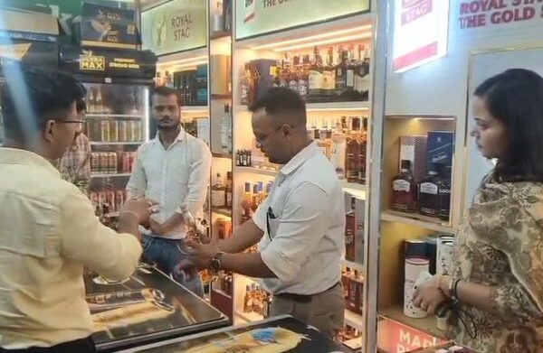 शराब की दुकानों पर ओवररेटिंग एवं अनियमितताओं की शिकायतों पर डीएम का एक्शन