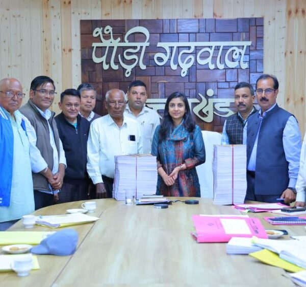 अंतिम मतदाता सूची एवं प्रथम स्तरीय जांच को लेकर जिलाधिकारी ने की राजनीतिक दलों के प्रतिनिधियों के साथ बैठक
