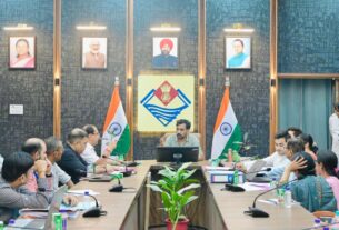 स्वास्थ्य सेवाओं में लापरवाही पर जिलाधिकारी सख्त : एएनएम निलंबित, मातृ एवं शिशु मृत्यु दर घटाने के लिए टास्क फोर्स के निर्देश