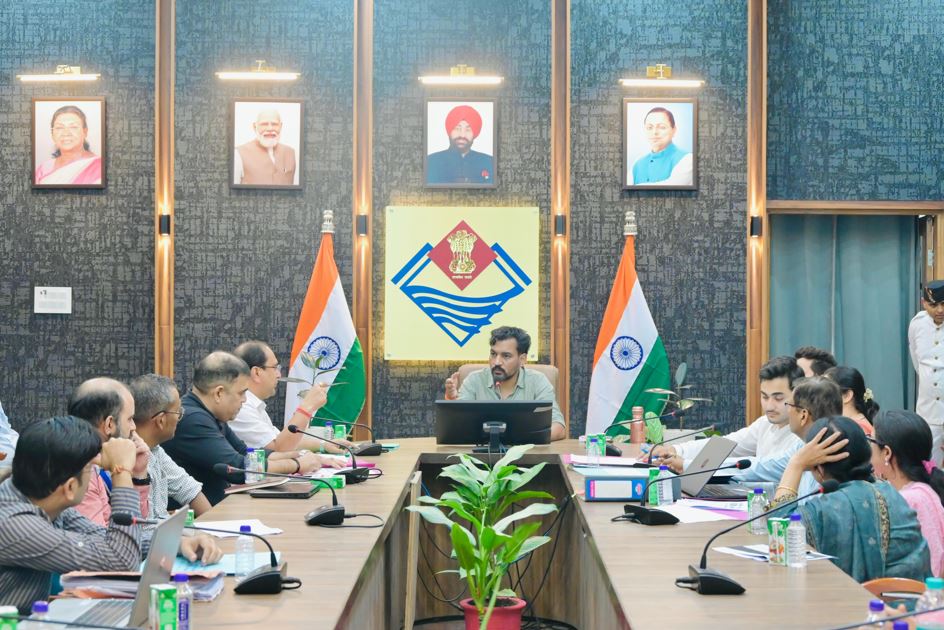 स्वास्थ्य सेवाओं में लापरवाही पर जिलाधिकारी सख्त : एएनएम निलंबित, मातृ एवं शिशु मृत्यु दर घटाने के लिए टास्क फोर्स के निर्देश